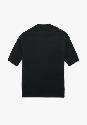 Kortærmet sort strikket polo med ribbet krave og manchetter. Har en glat overflade og et rent, minimalistisk design på ryggen.