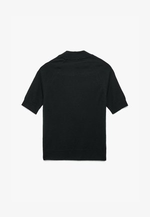 Kortærmet sort strikket polo med ribbet krave og manchetter. Har en glat overflade og et rent, minimalistisk design på ryggen.