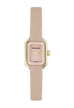 Reloj rectangular Ferragamo en tono dorado con esfera en rosa claro y correa de cuero beige texturizada, sin números ni marcadores en la esfera.
