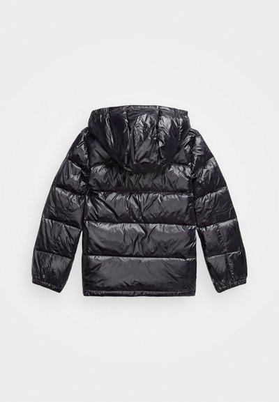 Blouson rembourré noir avec un extérieur brillant et matelassé, doté d'une capuche et de poignets élastiques, conçu pour la chaleur et le confort.