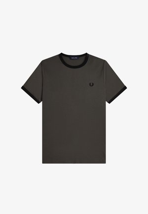 Camiseta de manga corta de verde oliva oscuro con cuello y puños de las mangas de canalé negro, con un pequeño logo de corona de laurel bordado en negro en el pecho.