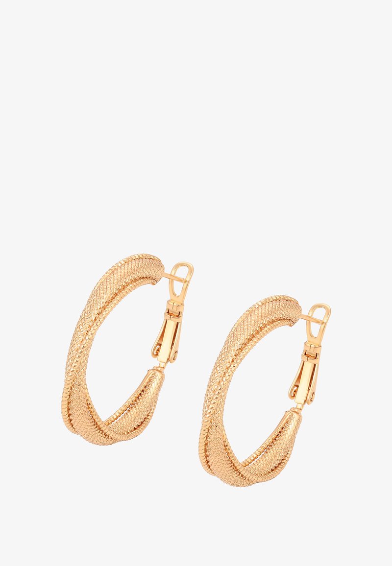 Arany színű, textúrált karika fülbevalók enyhén csavart dizájnnal, zsanéros zárakkal, fehér háttérrel.