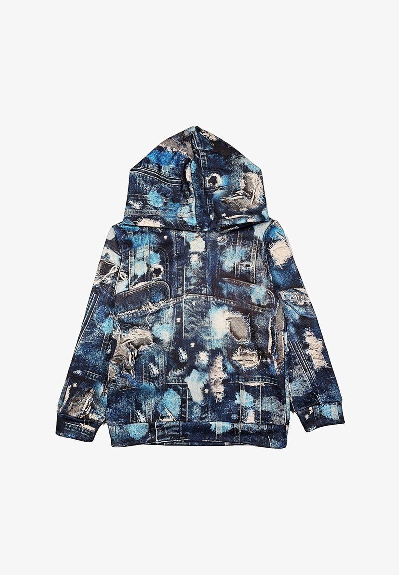 Giacca di denim con cappuccio in blu e nero, caratterizzata da toppe consumate e sfumature. Presenta tasche frontali e una finitura testurizzata.