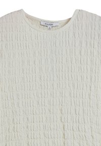 Biała, fakturowana bluzka z okrągłym dekoltem i marszczonym wzorem. Metka "SCALPERS" jest wszyta wewnątrz dekoltu. Rozmiar M.
