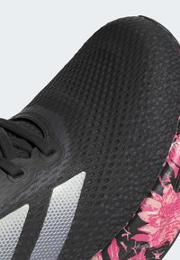 adidas Performance SUPERNOVA STRIDE - Pantofi de alergare pe asfalt - core black metalic sandy pink