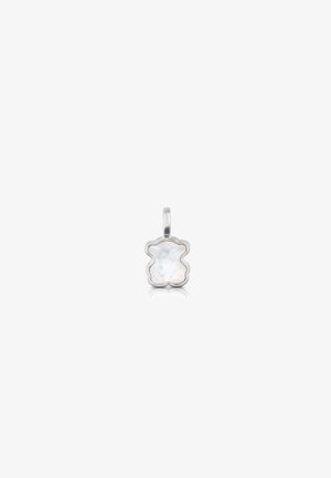 Pendentif en argent avec un contour en forme de feston et un centre lisse et irisé de couleur blanche, ressemblant à un nuage moelleux ou à une forme de fleur.