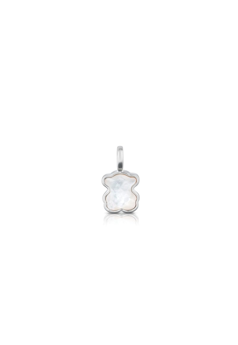 Colgante de plata con un contorno acanalado y un centro blanco suave e iridiscente, que se asemeja a una nube esponjosa o a la forma de una flor.