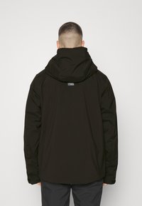 Schwarze Jacke mit Kapuze, mit glatter Textur, verlängertem Schnitt und dezentem Branding auf dem oberen Rücken. Für den Einsatz im Freien konzipiert.