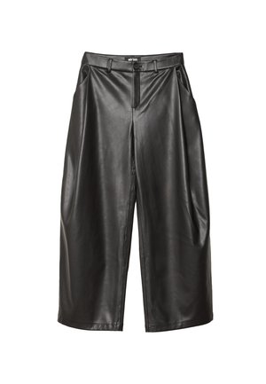 Culotte in ecopelle nera con vita alta, fronte plissettato e tasche laterali. Texture liscia, design a gambe larghe e chiusura a bottone in vita.