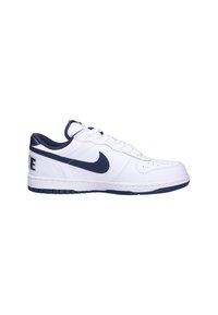 Baskets en cuir blanc avec accents navy, dotées d'un laçage, d'une boîte à orteils perforée et d'une semelle en caoutchouc avec une texture antidérapante.