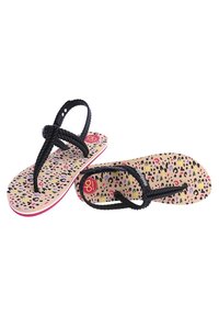 Chanclas de tiras trenzadas negras con una suela marrón que presentan un patrón de print de leopardo multicolor y un detalle rosa a lo largo del borde inferior.