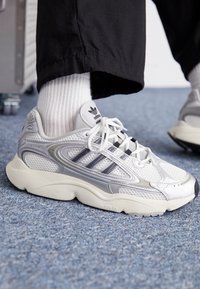 OZMILLEN UNISEX - Sneakers laag - footwear white/core black/off white