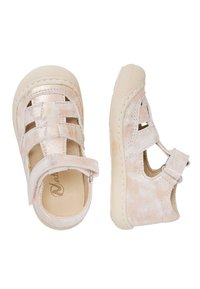 Rosa metalliska sandaler för barn med flera urtag, justerbar rem, gummisula och sydda kremfärgade kanter för extra detalj.