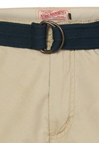 Beige shorts met een blauwe geweven riem met een metalen ringgesp. Inclusief gestikte zakken en een label van Petrol Industries Co.