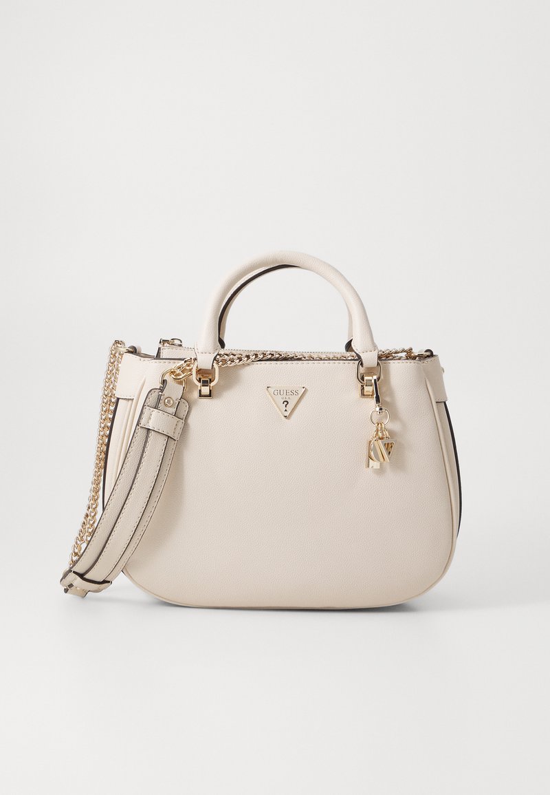 Borsa a tracolla sintetica beige con doppio manico superiore, accessori in oro, una tracolla rimovibile e un charm attaccato alla cerniera.