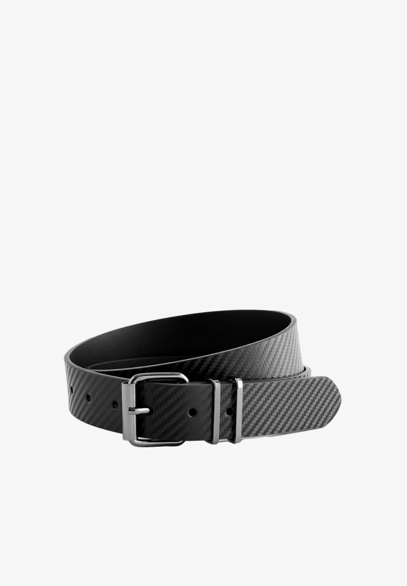 Ceinture avec motif en carbone noir et texture lisse. Dotée d'une boucle en métal argenté et de deux pattes d'ajustement. Conception large et durable.