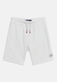 Ανοιχτό γκρι casual σορτς με ελαστική μέση, κορδόνι με λεπτομέρειες σε κόκκινο, λευκό και ναυτικό μπλε, και μερική κεντημένη λέξη "HIL" στο πόδι.