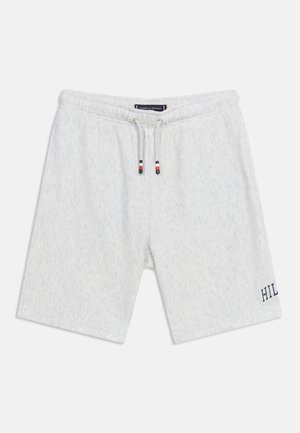 Gaiši pelēkas ikdienas šorti ar elastīgu jostu, auklu sarkanu, baltu un tumši zilu detaļu krāsās un daļēju "HIL" izšuvumu kājā.