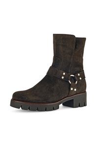 Braune Wildleder-Stiefelette mit runder Zehenpartie, niedrigem Blockabsatz und seitlichem Schnallen-Detail. Mit glänzenden Nieten am Riemen und einer robusten Sohle ausgestattet.