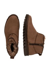 Brune ankelstøvler lavet af glat læder med en blød pelsfor, der har en sideskifter og en struktureret gummisål.