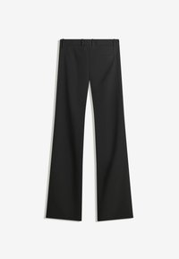 Schwarze, weite Hosen aus glattem Stoff mit flachem Bund, fünf Gürtelschlaufen und einer einzigen Gesäßtasche.