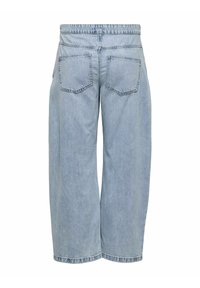 Pantalon large en denim bleu clair avec taille élastique et deux poches arrière, vu de dos.