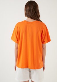 LELA CREW NECK  - Jednoduché tričko - orange color