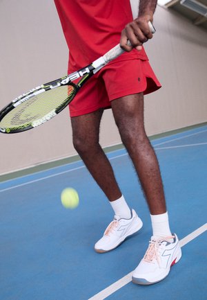 - Krótkie spodenki sportowe