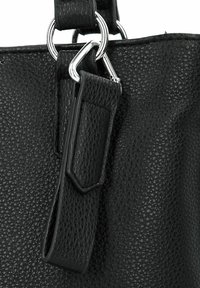 Sac à main synthétique noir texturé avec quincaillerie en argent, doté d'une poignées épaisse et d'une bandoulière amovible, présentant une finition granuleuse.