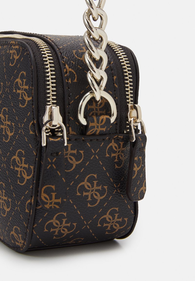 Guess Noelle Sac Guess Beige Et Marron Sac à épaule Bandoulière