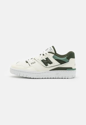 Baskets New Balance 550 blanches et vertes avec détails perforés, fermeture à lacets et semelle en caoutchouc épaisse, vues de côté sur fond blanc.