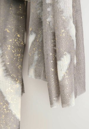 Écharpe grise en tissu texturé, avec un motif à paillettes dorées et un bord doux avec franges. Des accents blancs créent un effet marbré.