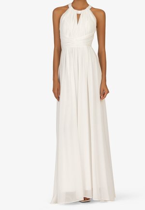 Mouwloze witte halternekjurk met geplooide lijf, keyhole-halslijn, getailleerde taille en vloeiende, lange rok.