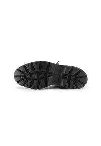 Sole in gomma nera con scanalature profonde e battistrada per una migliore aderenza. Include marchi e un indicatore di misura. Design pulito, materiale resistente.