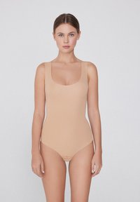 Nahé body s kulatým v�ýstřihem, širokými ramínky a bezšvovým designem, vyrobené z elastického materiálu, s minimalistickým stylem.