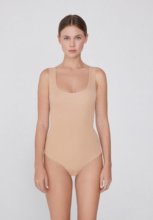 Nudes Bodysuit mit Rundhalsausschnitt, breiten Trägern und nahtlosem Design, gefertigt aus elastischem Material und im minimalistischem Stil.