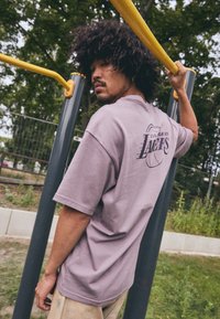 Nike Performance NBA LOS ANGELES LAKERS JORDAN STATEMENT TEE - Marškinėliai su spaudiniu - purple smoke
