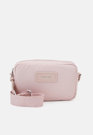 CK ESSENTIAL CAMERA BAG - Sac bandoulière - spring rose
