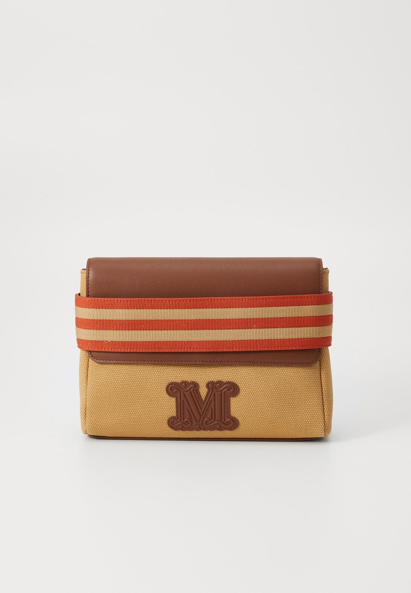 Bruine leren en gele canvas tas met een roodgestreepte schouderband, een geperst "M" logo en een gestructureerde vorm. Compact ontwerp met een gestructureerde afwerking.