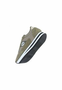 Groene suede sneaker met mesh zijkanten, witte tussenzool en zwart gestructureerde rubberen buitenzool; heeft een cirkelvormig logo aan de zijkant.