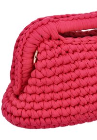 Fonott rózsaszín szövet táska puha, texturált felülettel és lekerekített formával. Varrt fogantyúval és cipzáros záródással rendelkezik.