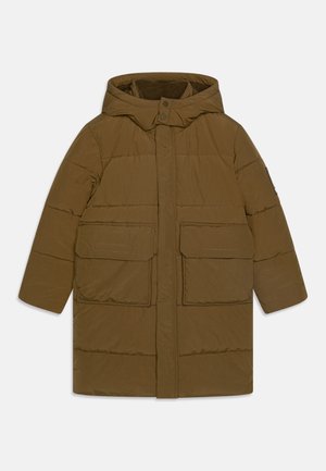 Brun pufferjakke med hette, med to store lommer foran, trykknapp-lukking og quiltet design. Glatt tekstur, lett stoff.