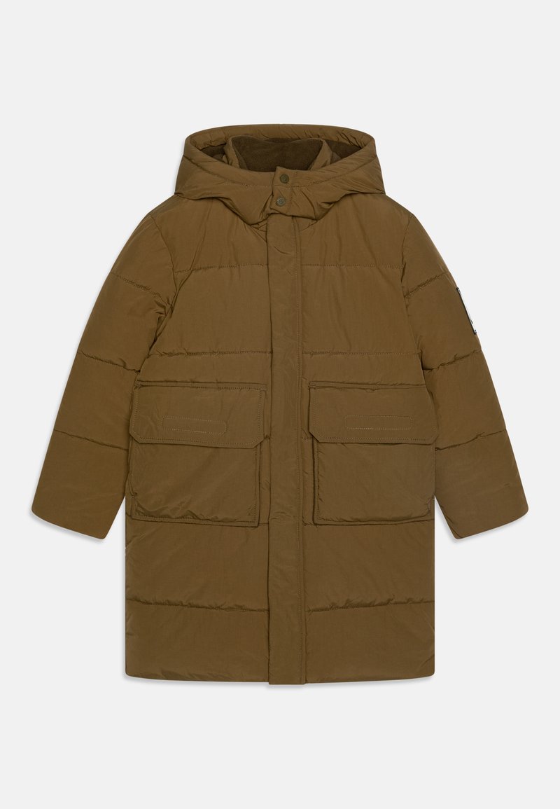 Abrigo acolchado marrón con capucha, que presenta dos grandes bolsillos frontales, un cierre a presión y un diseño acolchado. Textura suave, tela ligera.