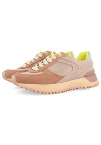 Zapatillas con una mezcla de ante rosa y marrón claro, textil beige, acentos amarillos y cordones crema. Suela gruesa de goma con dibujo texturizado.