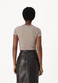 Guess Originals GO CORE STRIPE - T-shirts med print - olive