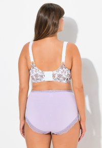 Reggiseno con motivo floreale e spalline bianche, abbinato a un perizoma alto lavanda con bordi in pizzo.