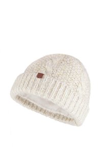 Witte gebreide beanie met een kabelpatroon en geribde boord. Gemaakt van zacht materiaal, met een klein leren logo-opdruk aan de zijkant.