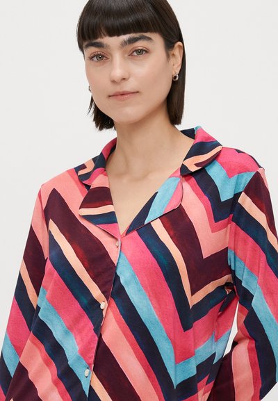 Farverig skjorte med knapper i et chevronmønster i pink, blå og mørke nuancer, med krave og blødt, let materiale.