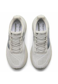 New Balance Fresh Foam 1080 lenkkarit vaaleanharmaana, hengittävästä verkkomateriaalista, sävy sävyyn -nyöreillä ja pehmeällä pohjalla; sisältää tyylikkään muotoilun.