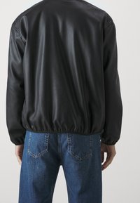 Armani Exchange Imiteret læderjakke - black
